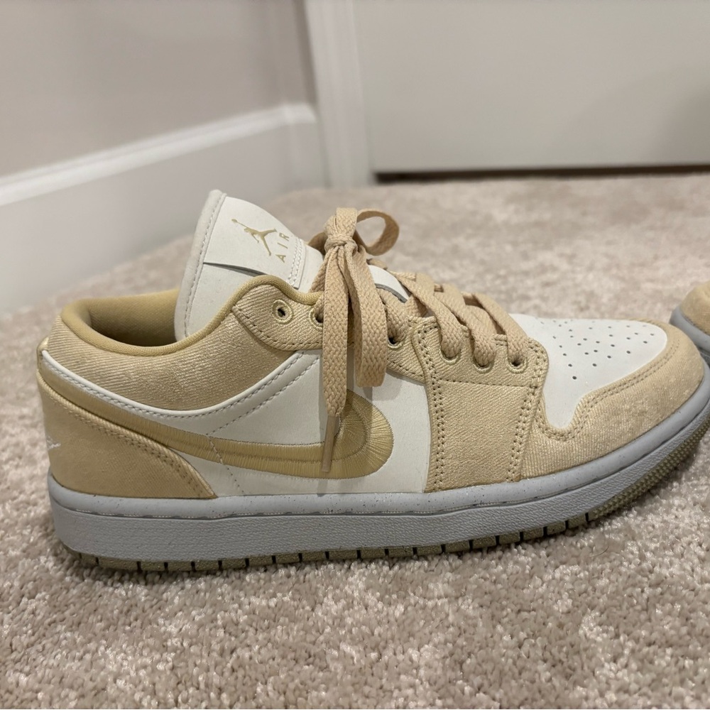 Jordan Air Sneakers in sand and White - Picture 3 of 9